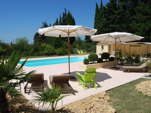 G te with friends room in stately villa with pool and parkgarden Valréas france