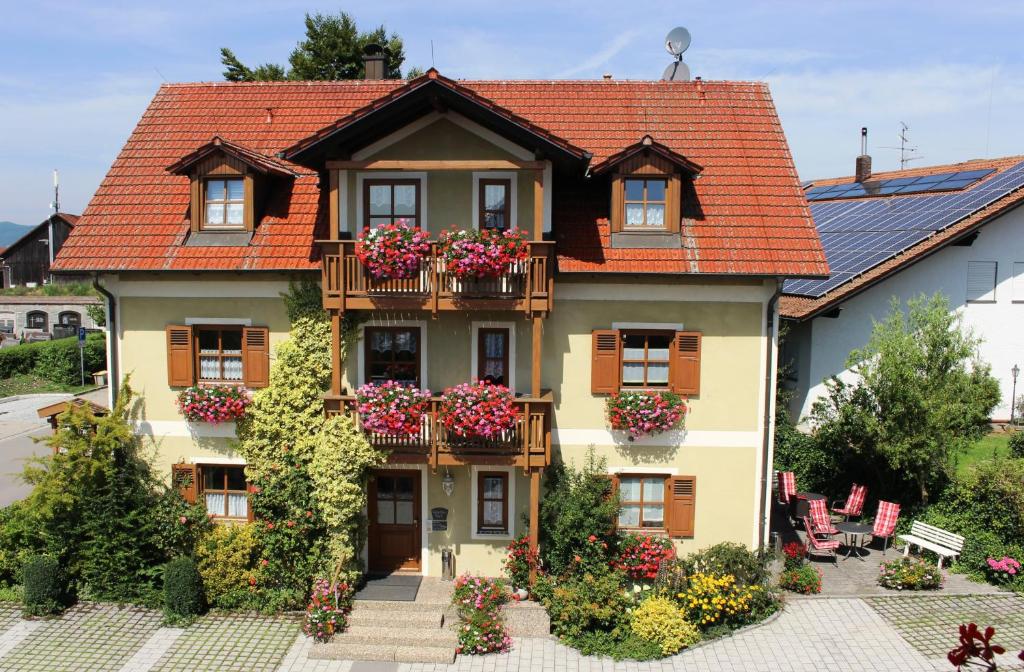 Maison d'hôtes Gäste-Haus Rösch Regensburger Straße 10, 93109 Wiesent