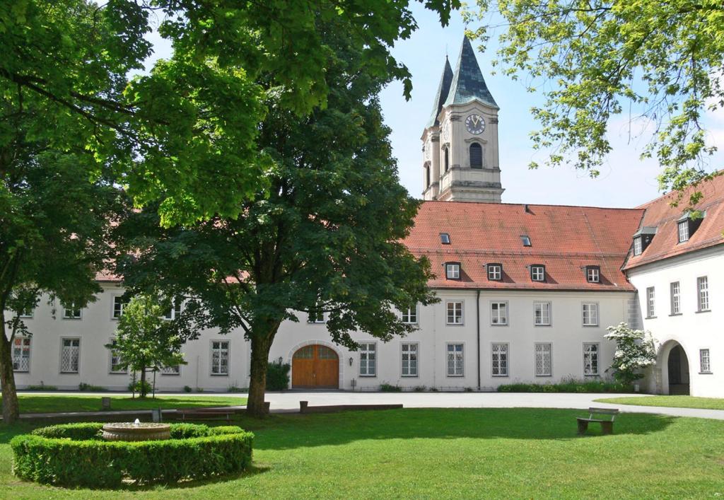 Hôtel Gäste- und Tagungshaus der Abtei Niederaltaich Mauritiushof 1 Gäste- und Tagungshaus der Abtei Niederaltaich, 94557 Niederalteich