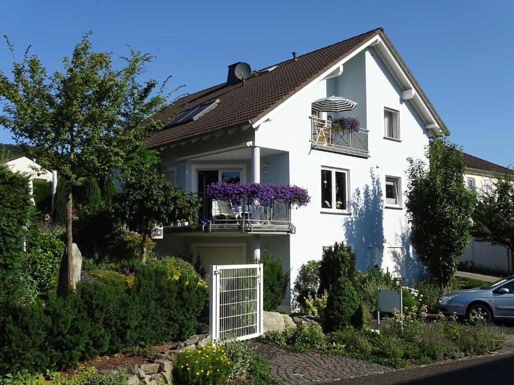 Séjour chez l'habitant Gästehaus Cilli Freimuth Weingartenstraße 12, 56821 Ellenz-Poltersdorf