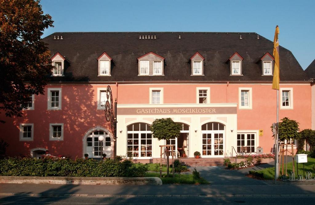 Maison de vacances Gästehaus Moselkloster Moselweinstraße 55, 54349 Trittenheim