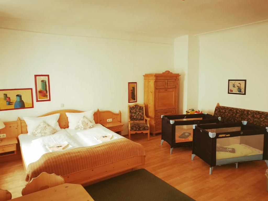 B&B / Chambre d'hôtes Gästehaus Reisinger 19 Sossauer Platz, 94315 Straubing