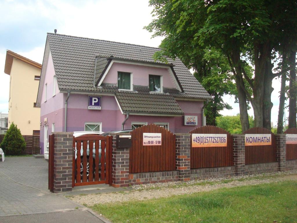 Maison d'hôtes Gästehaus Sol Tour Landsberger Chaussee 18, 16356 Ahrensfelde