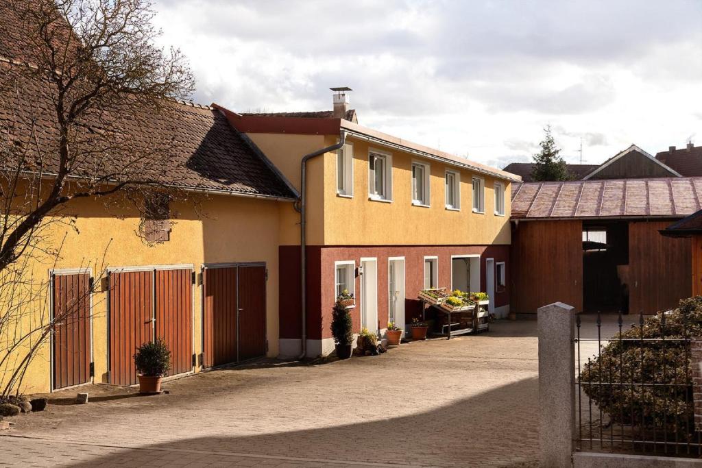 Appartement Gästezimmer/Appartement Familie John 11 Tuchenbacher Straße, 90587 Veitsbronn