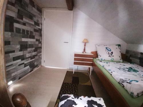 Appartement GästeZimmer im DG Attic mit kleinem Bad WLAN, TV und Parkplatz Ortsstraße 25 Lachen