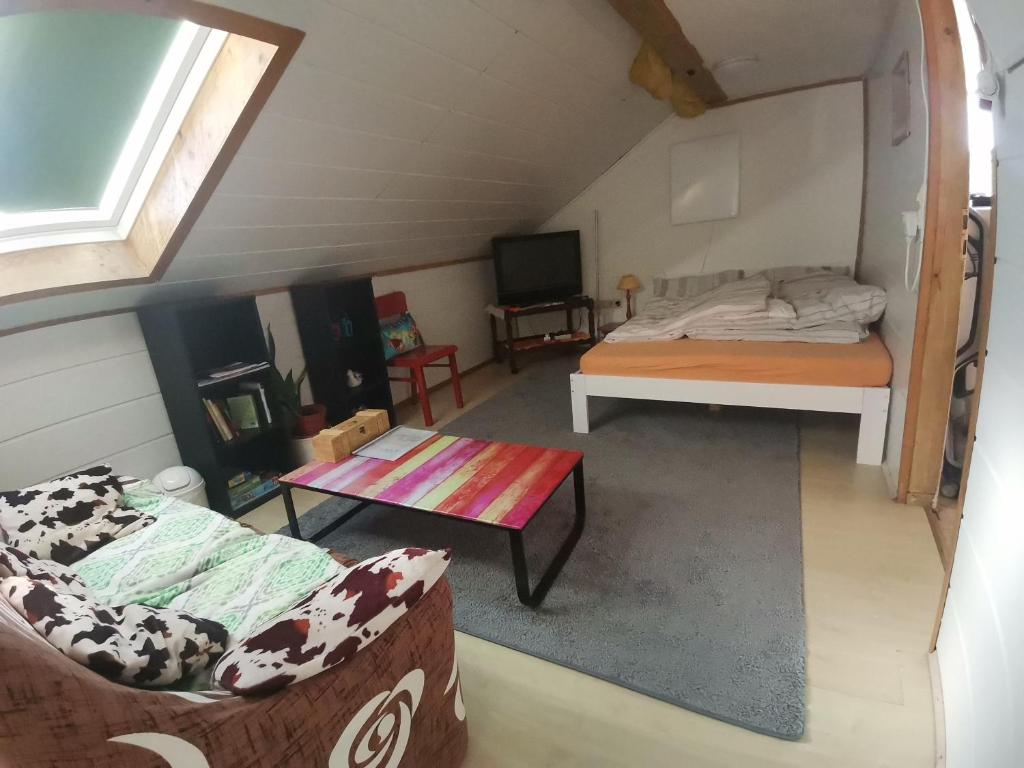 Appartement GästeZimmer im DG Attic mit kleinem Bad WLAN, TV und Parkplatz Ortsstraße 25, 87760 Lachen