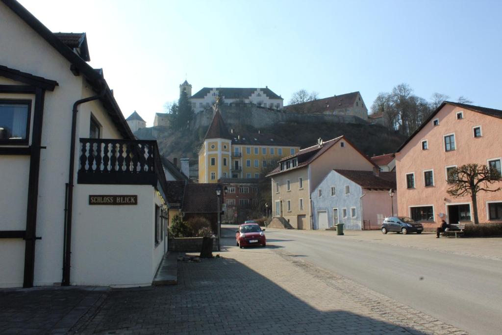 Maison d'hôtes Gasthaus Schlossblick Dorfplatz 9, 91757 Treuchtlingen