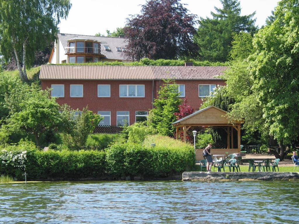 Maison d'hôtes Gasthof am See Dorfstraße 10, 23883 Seedorf