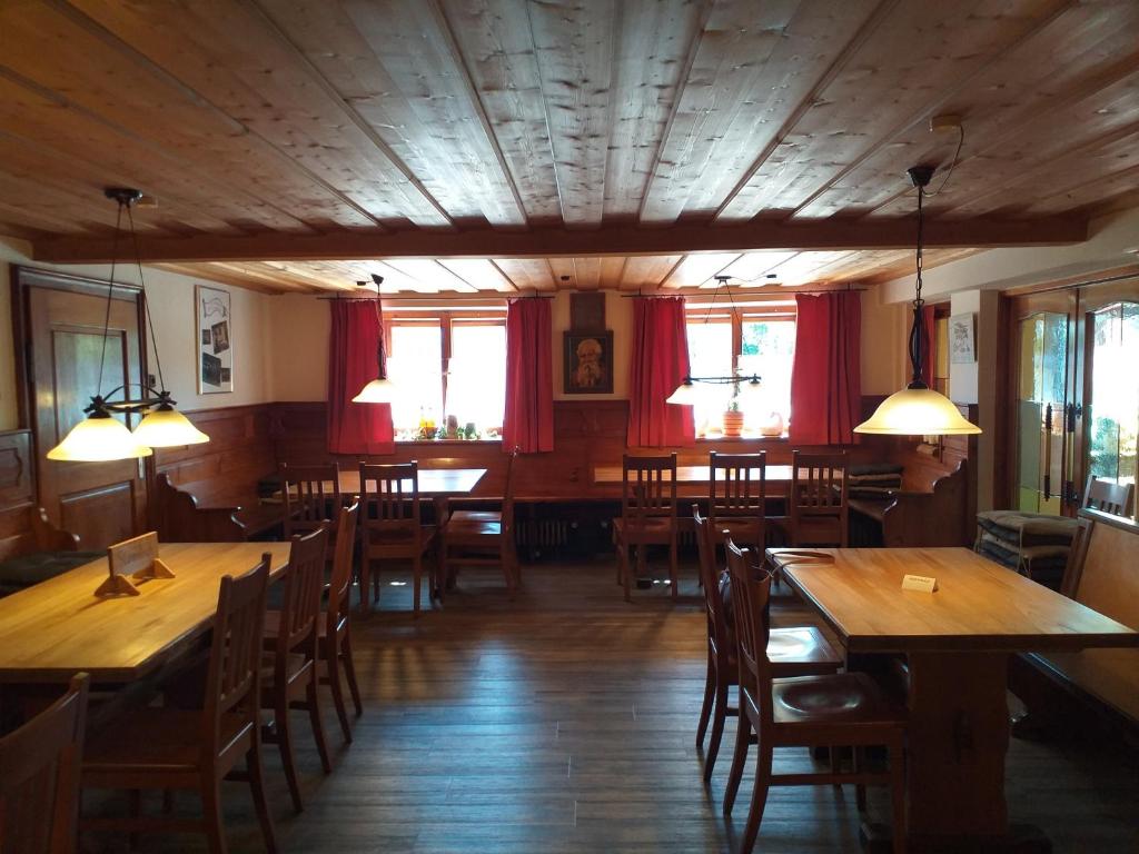 Hôtel Gasthof Mesnerwirt Kirchplatz 1, 83364 Neukirchen am Teisenberg