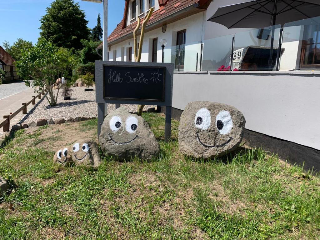 Appartements Gasthof Ostwind - ferienwohnungen & meer Dorfstraße 16, 18209 Steffenshagen