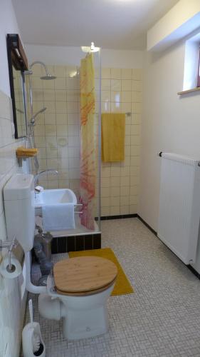 Gemütliches Zimmer mit Doppelbett und Tischtennisraum Tuchenbach allemagne