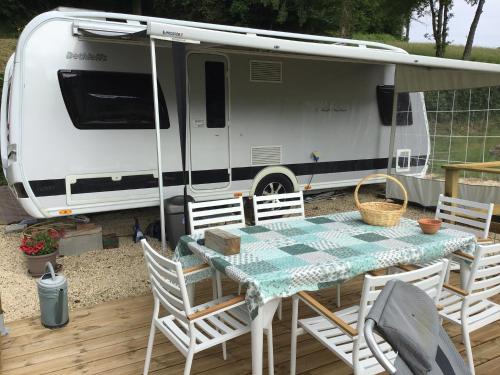 Gezellige luxe caravan met zwembad in zuid- Bourgogne Anglure-sous-Dun france