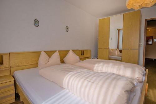 Appartement Gib mir funf! Ferienwohnung in St. Blasien DR.-DETERMANN-WEG 1 1. Etage, Wohnung 5 St. Blasien