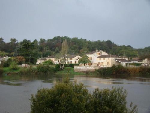 Gironde style house bordering the river Sainte-Terre france