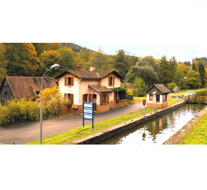 Maison de vacances Gîte À l Écluse 18 Écluse 18, Canal de la Marne au Rhin, 57820 Henridorff