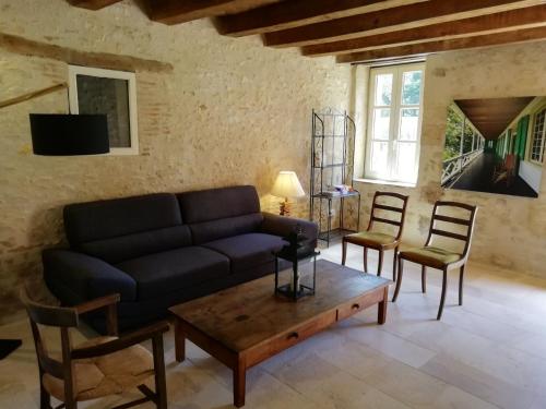 Gîte Ainay-le-Vieil, 5 pièces, 8 personnes - FR-1-586-15 Ainay-le-Vieil france