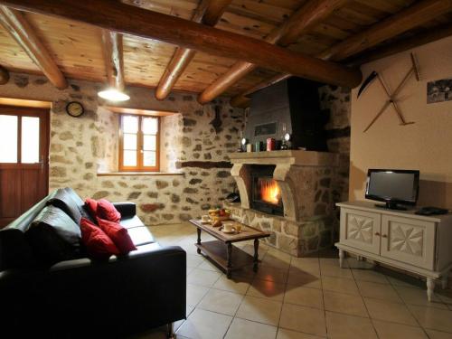 Maison de vacances Gîte Allègre, 4 pièces, 6 personnes - FR-1-582-151 Menteyres Allègre