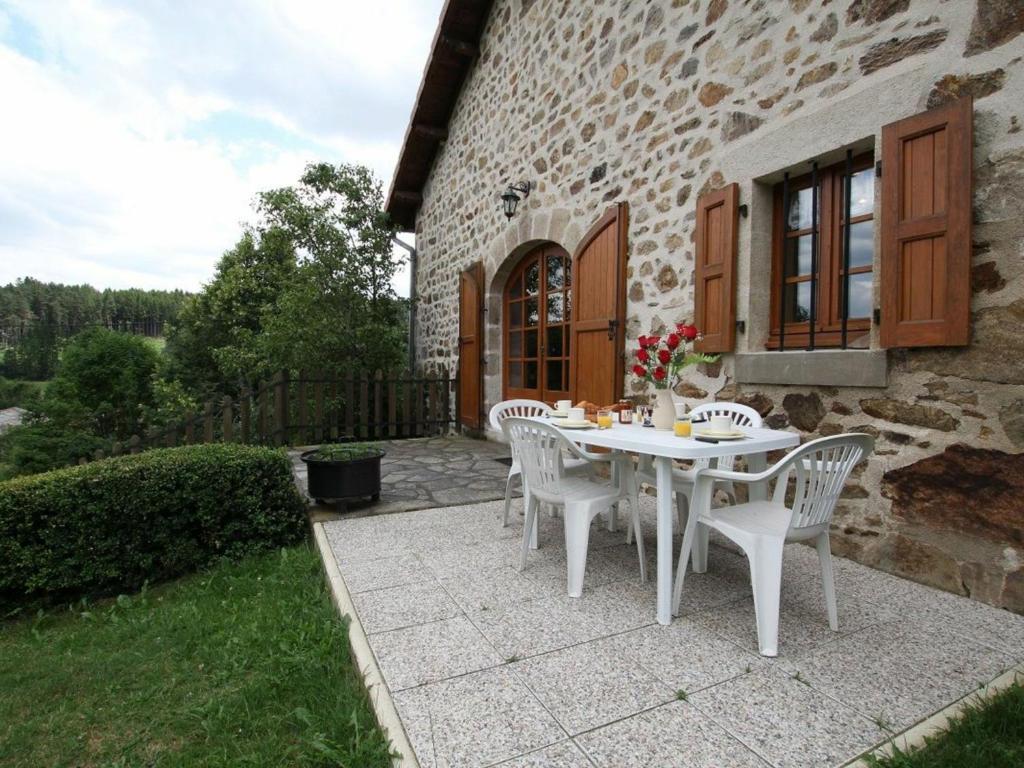 Maison de vacances Gîte Allègre, 4 pièces, 6 personnes - FR-1-582-161 Menteyres, 43270 Allègre