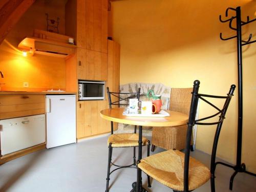 Maison de vacances Gîte Ally, 2 pièces, 2 personnes - FR-1-582-213 Montrome Ally