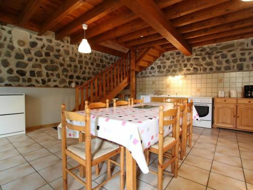 Maison de vacances Gîte Arlempdes, 4 pièces, 6 personnes - FR-1-582-113 Le Bourg Arlempdes