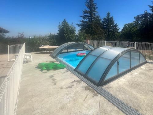 GiTE ATYPIQUE AVEC PISCINE COUVERTE en saison St Apollinaire De Rias france