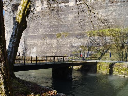 Auberge de jeunesse Gîte atypique dans une maison de caractère en bordure de riviere le Schiste Lods