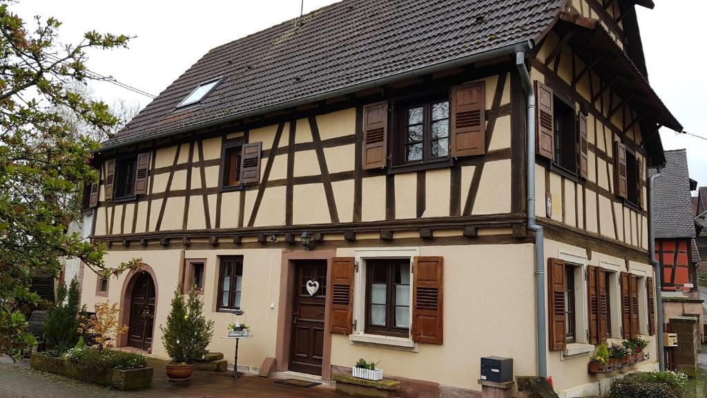 Maison de vacances GITE AU PETIT RUISSEAU-Etage et combles-maison alsacienne 4 personnes 3 nuitées minimum 8 Rue du Moulin, 67360 Langensoultzbach