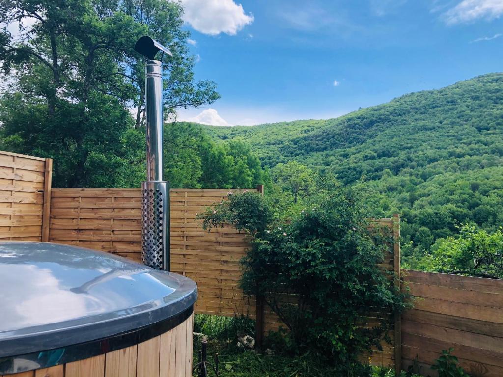 Maison d'hôtes Gîte Aurinko : caravane avec bain nordique Garrigue, 09300 Roquefort-les-Cascades