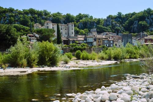 Gîte avec piscine privative et jardinet clos Saint-Maurice-dʼIbie france