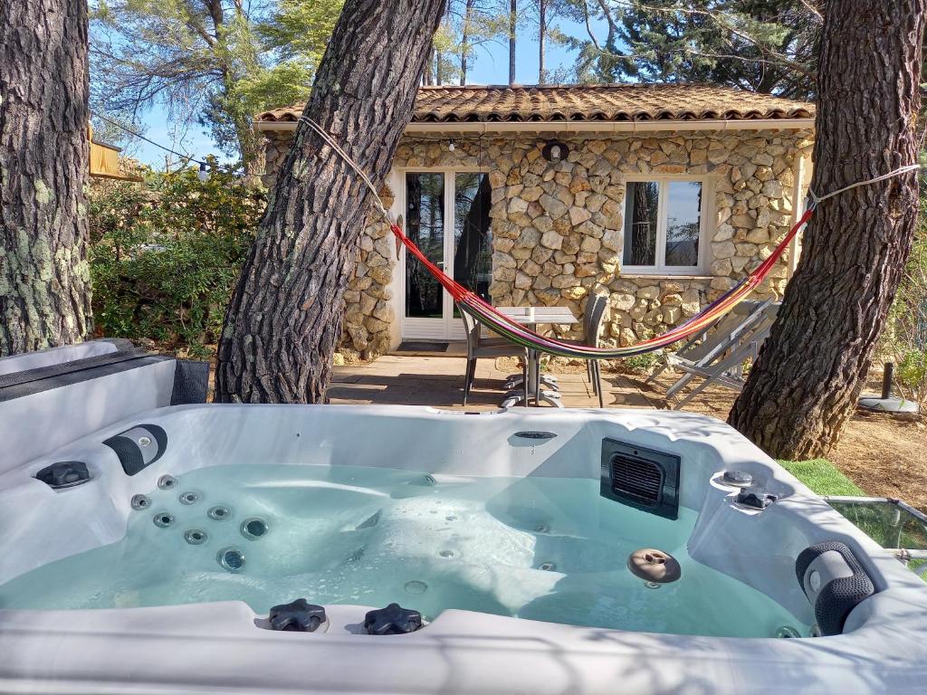 Maison de vacances GITE AVEC SPA JACUZZI au cœur de Provence Côte d'Azur 777 Chemin de la Caravane Saint Antonin du Var, 83510 Saint Antonin du Var