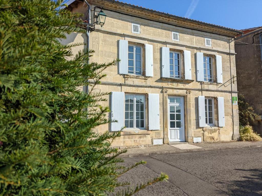 Maison de vacances Gîte Baignes-Sainte-Radegonde, 5 pièces, 7 personnes - FR-1-653-169 26 rue du Champ de Foire, 16360 Le Tâtre