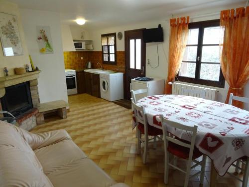 Maison de vacances Gîte Campuac, 4 pièces, 6 personnes - FR-1-601-258 Les Capelles Campuac