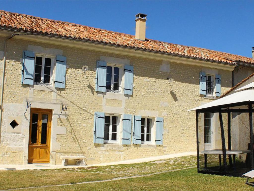 Maison de vacances Gîte Chalais, 5 pièces, 8 personnes - FR-1-653-170 Le Bourdeaux, 16210 Chalais