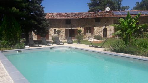 Maison de vacances Gite Charentais, Le Coin Arboré Maison Neuve Le Coin Arboré Boresse-et-Martron