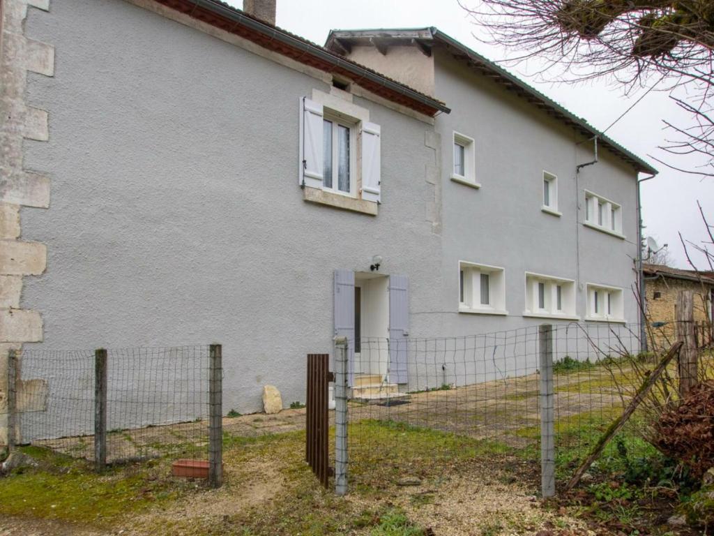 Maison de vacances Gîte Château-l'Évêque, 3 pièces, 5 personnes - FR-1-616-238 Fontaine du Godet, 24460 Château-lʼÉvêque