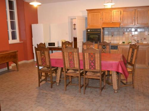 Gîte Châtel-de-Neuvre, 4 pièces, 6 personnes - FR-1-489-92 Châtel-de-Neuvre france