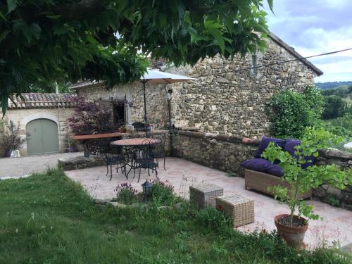 GITE COCOTTE LUBERON, FORCALQUIER Pierrerue france