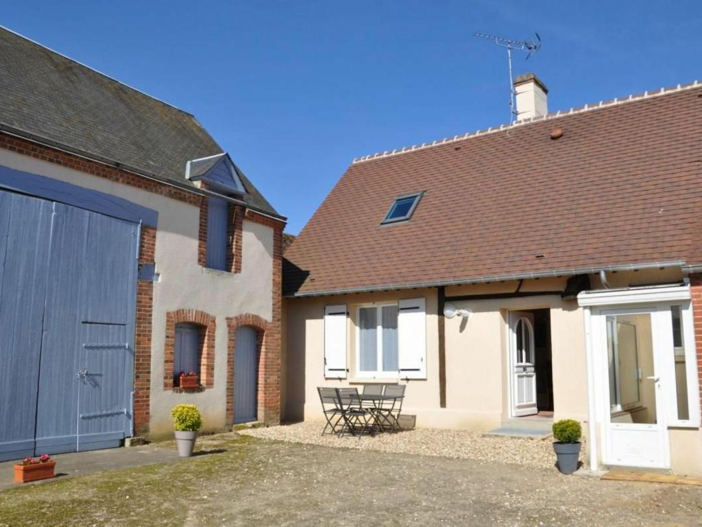 Maison de vacances Gîte Coullons, 3 pièces, 4 personnes - FR-1-590-16 4 Place du Monument, 45720 Coullons