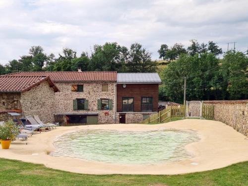 Gîte Croizet-sur-Gand, 7 pièces, 12 personnes - FR-1-496-25 Croizet-sur-Gand france