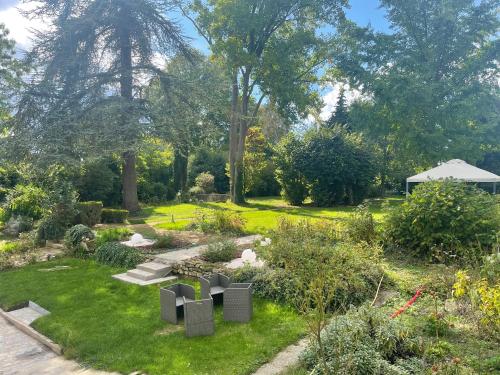 Gite dans un manoir du 18ème siècle à 40 min de Paris dans le parc du Vexin Longuesse france