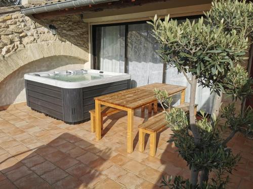 Gîte de charme en Provence avec Jacuzzi privatif La Barben france