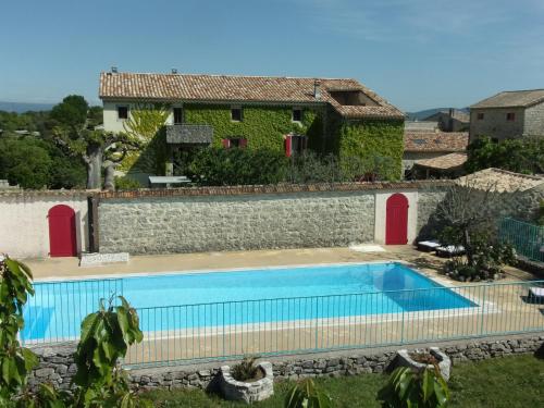 Appartement Gite de charme le POUSTA dans Mas 18ème rénové, piscine chauffée, au calme Le Mas des Grads de Perret 267 Route des Grads Joyeuse