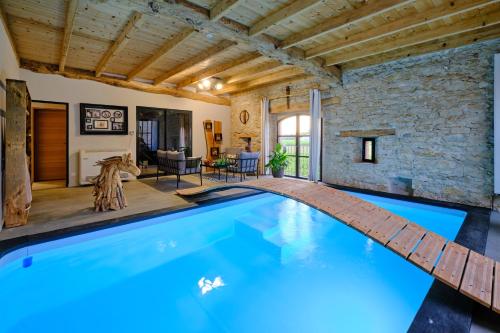 Maison de vacances GITE de L'ATELIER LOFT INDUSTRIEL CLIMATISE PISCINE INTERIEURE PRIVEE TERRASSE TANTRIGUE 11170 ALZONNE Alzonne