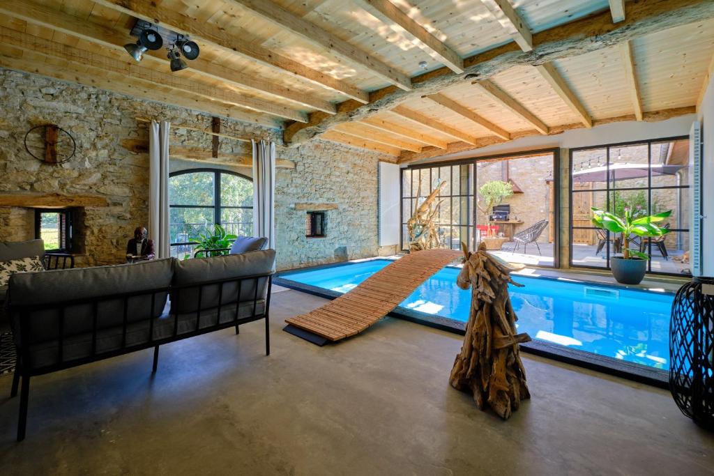 Maison de vacances GITE de L'ATELIER LOFT INDUSTRIEL CLIMATISE PISCINE INTERIEURE PRIVEE TERRASSE TANTRIGUE 11170 ALZONNE, 11170 Alzonne