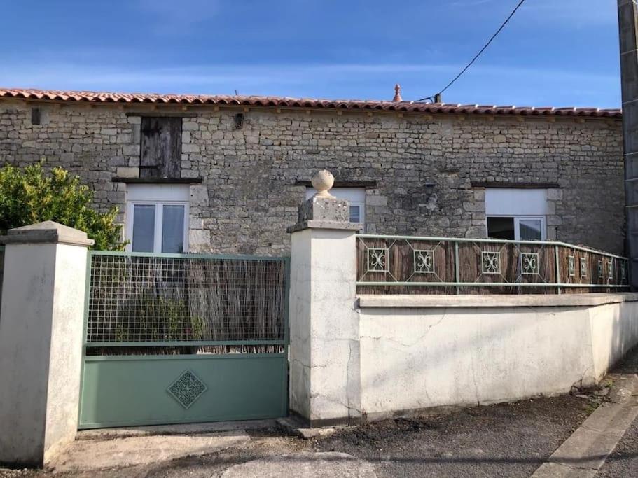 Maison de vacances Gîte de l'hortensia-Charmante maison de campagne au calme 4 Route de Dauves, 16170 Gourville