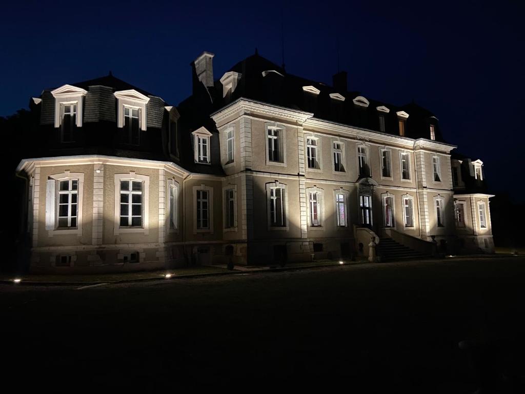 Maison d'hôtes Gîte de la comtesse château de la Bouchatte 48 Route de la Chapelaude, 03370 Chazemais