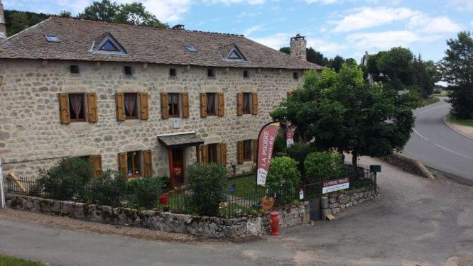 Maison de vacances Gite de La Pierre Trouée La PierreTrouée lieu dit l'habitarelle RN 88, 48170 Châteauneuf-de-Randon