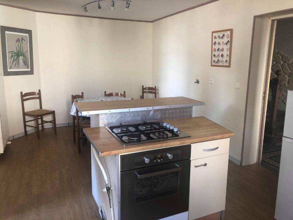 Maison de vacances gite de village 6 personnes 22 Rue Jean Jaurès, 03130 Le Donjon