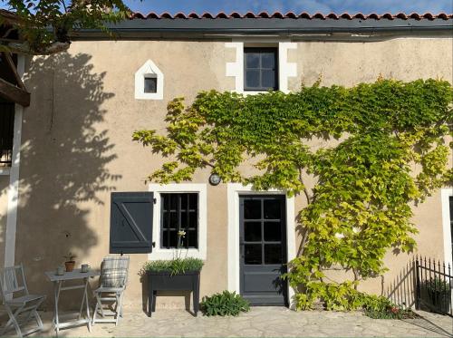 Gîte des Abeilles - Cosy, Rural & Tranquil with Shared Pool Chives france