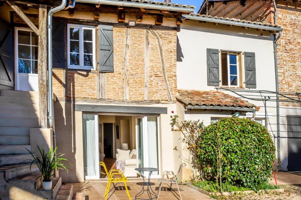 Maison de vacances ¨Gîte du Café Suquet 19 23 GRAND RUE, 81500 Giroussens